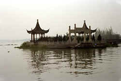 Jinqi, China, Grabinsel; November 1007